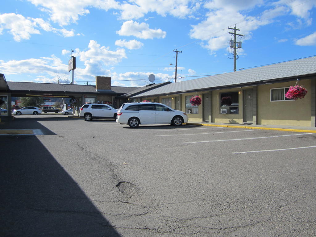 Camelot Court Motel Prince George Exterior photo