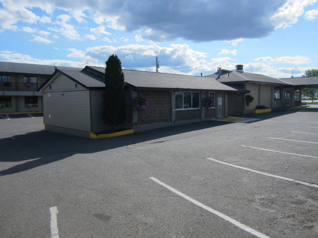 Camelot Court Motel Prince George Exterior photo