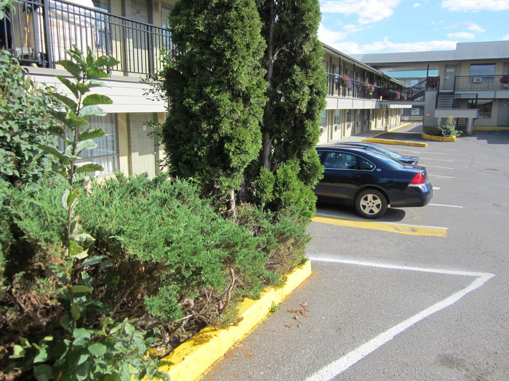 Camelot Court Motel Prince George Exterior photo