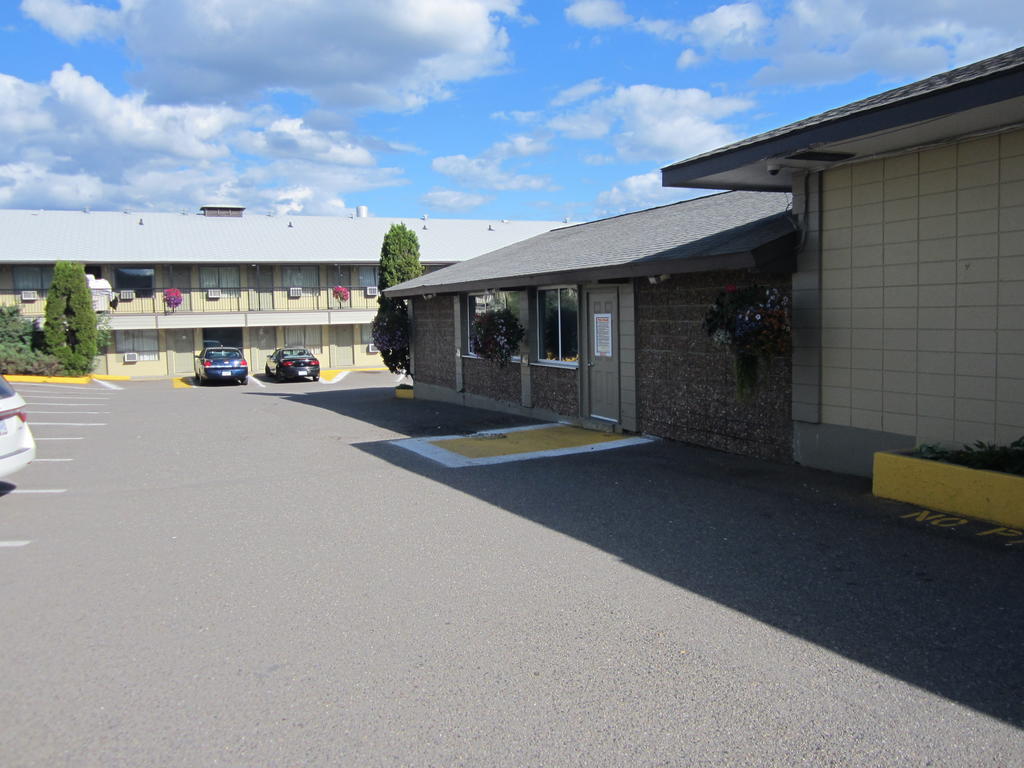 Camelot Court Motel Prince George Exterior photo